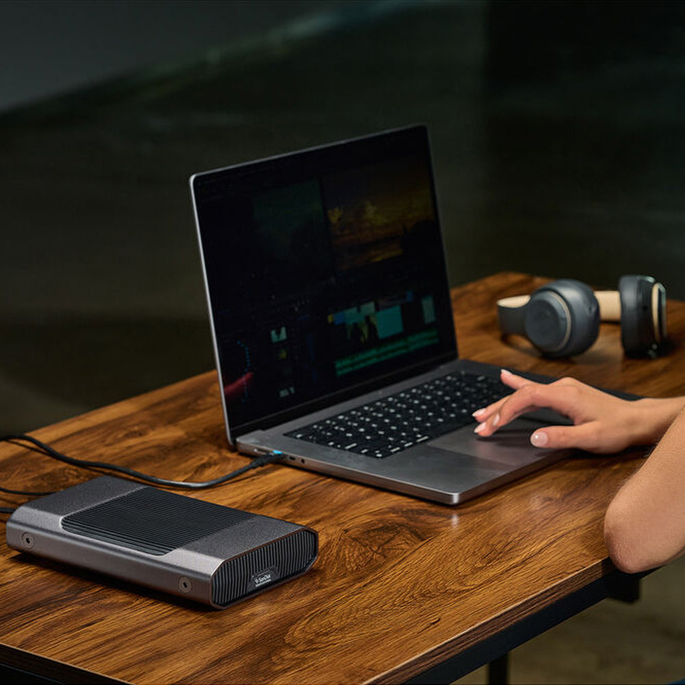A hard drive with an immense transfer speed of up to 250MB/s, giving content creators the ability to securely back up and access quality work.