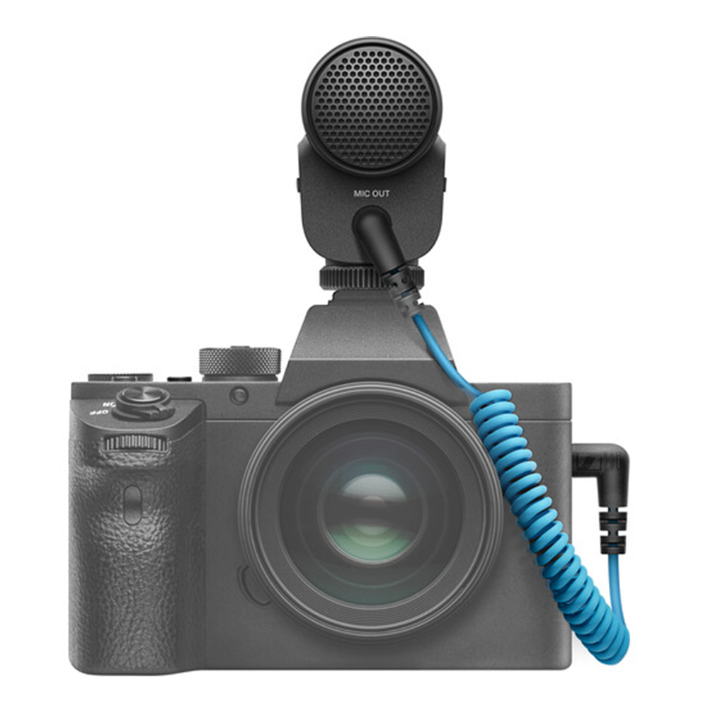 Sennheiser MKE 400 II – a compact on-camera shotgun microphone delivering directional audio capture with built-in wind protection and shock absorption.