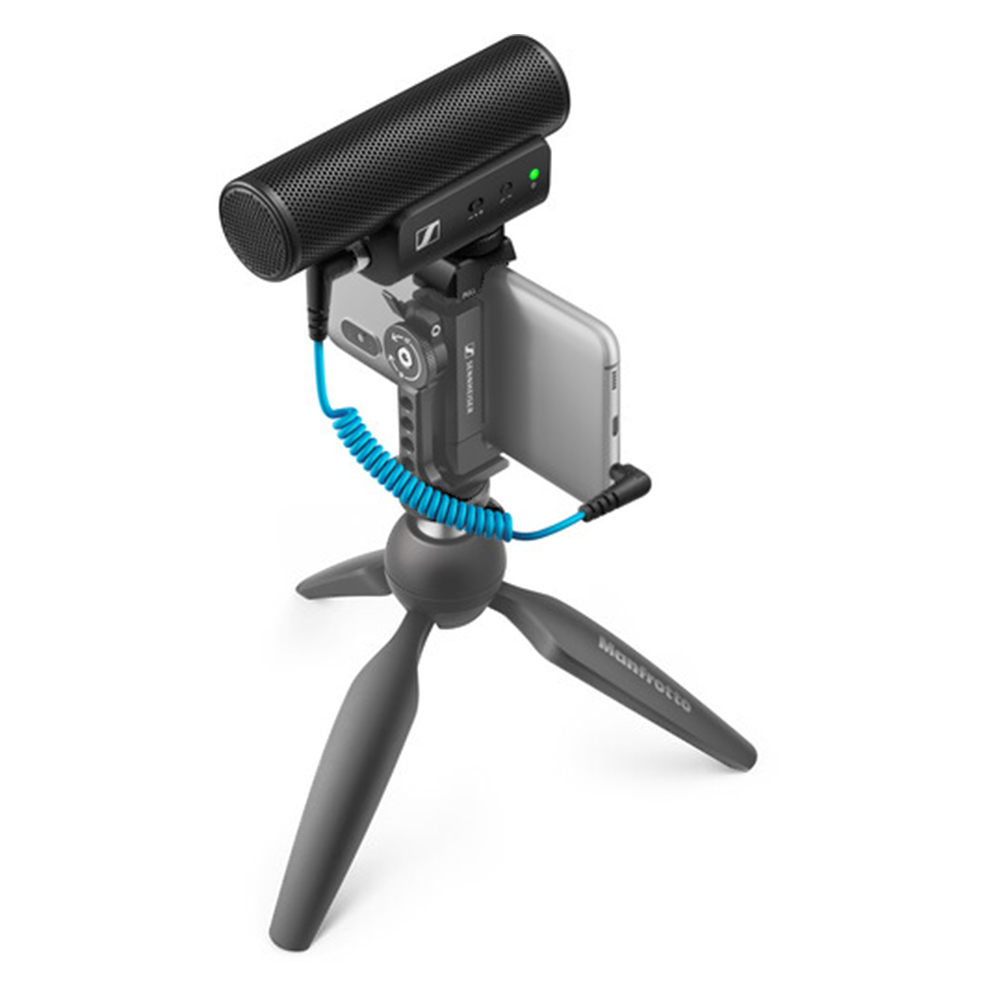 Sennheiser MKE 400 II – a compact on-camera shotgun microphone delivering directional audio capture with built-in wind protection and shock absorption.