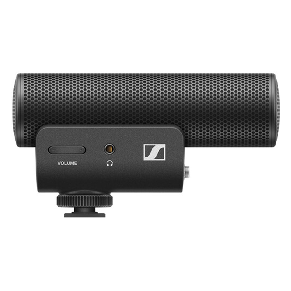 Sennheiser MKE 400 II – a compact on-camera shotgun microphone delivering directional audio capture with built-in wind protection and shock absorption.