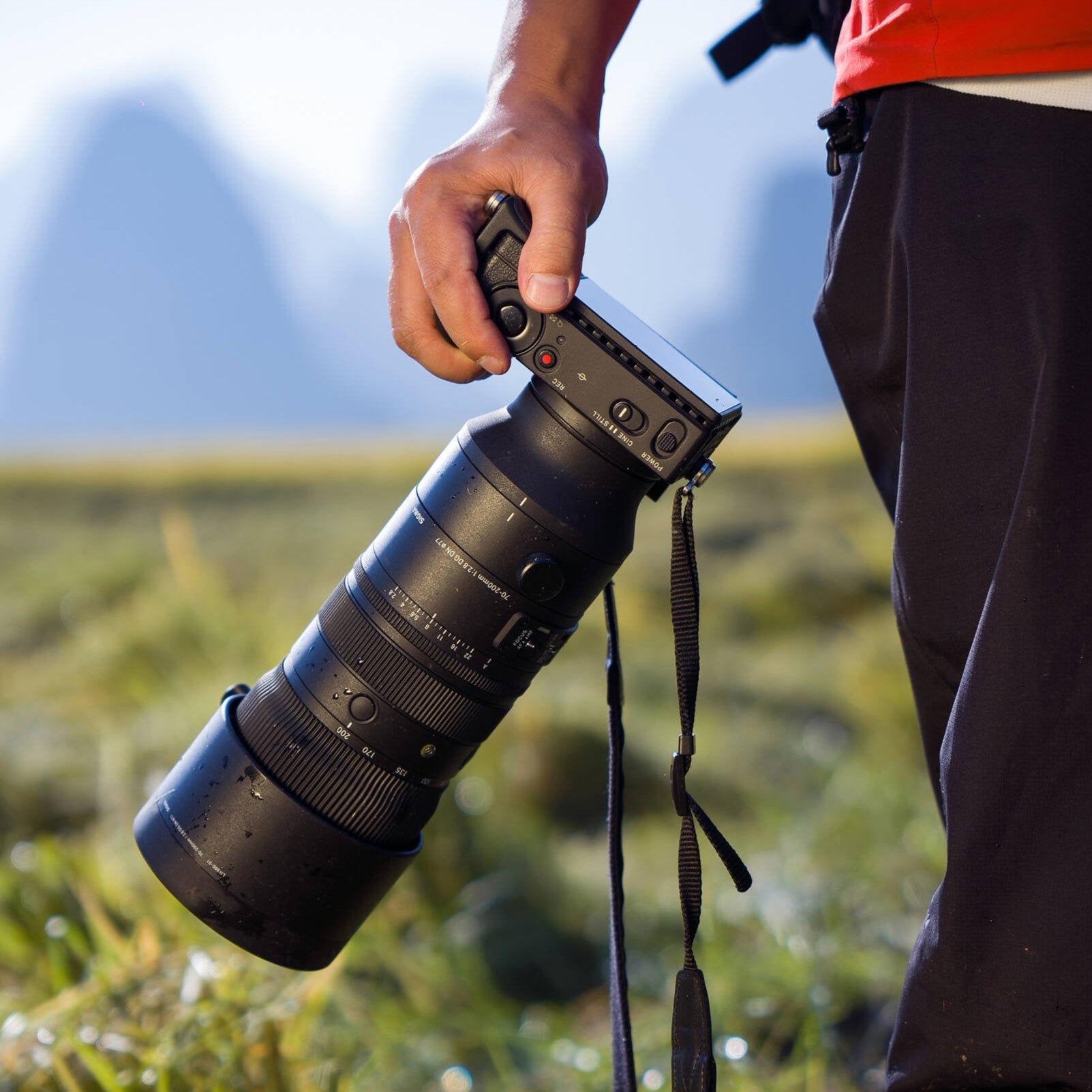 Sigma 70-200mm f/2.8 DG DN OS Sports Lens – fast telephoto zoom lens for Sony E-mount, featuring optical stabilization, weather sealing, and pro-level performance for action and portrait photography.