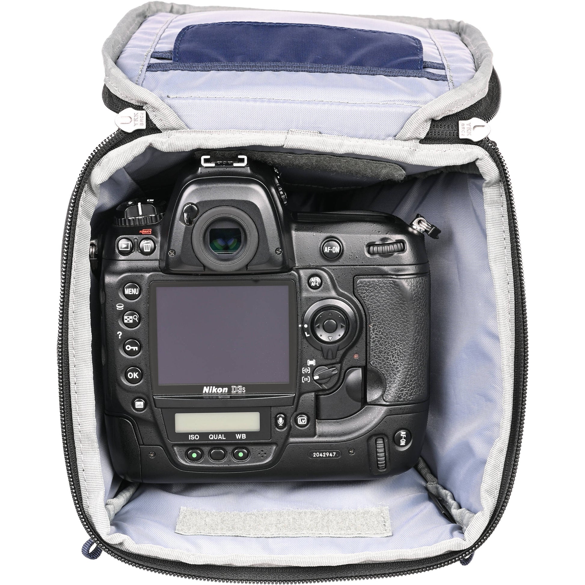 Think Tank Digital Holster 50 V3 bag for DSLR with 70-200mm lens, quick-access lid, belt attachment, and water-resistant design.