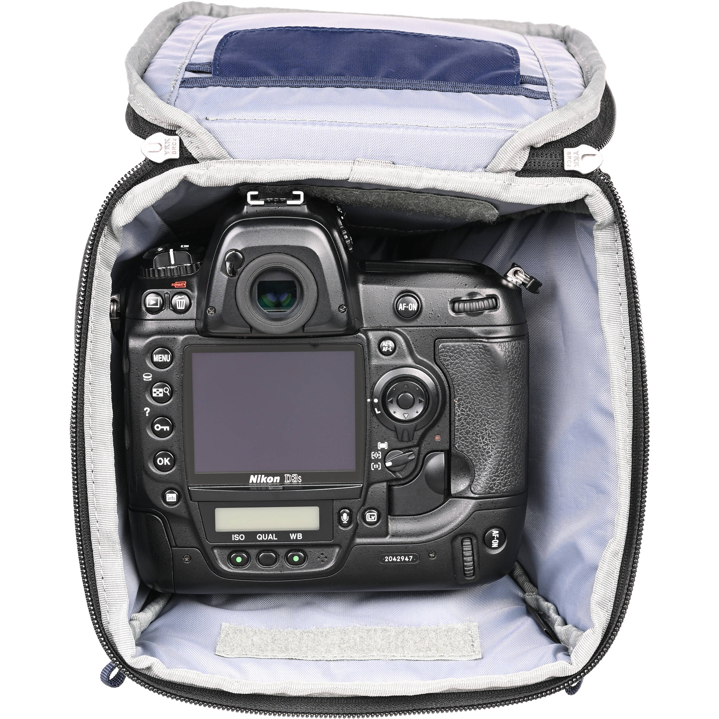 Think Tank Digital Holster 50 V3 bag for DSLR with 70-200mm lens, quick-access lid, belt attachment, and water-resistant design.