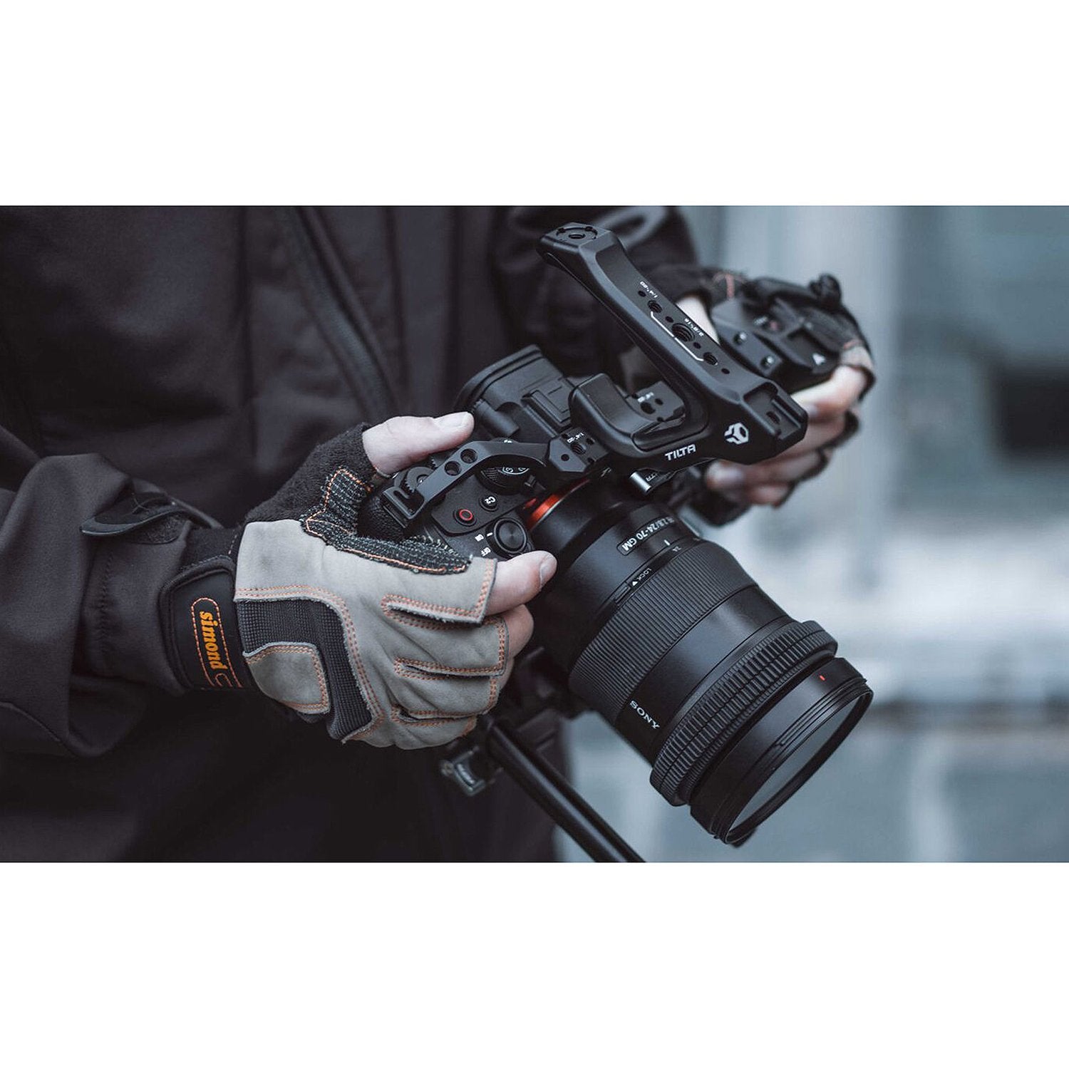 A compact, lightweight and formfitting kit, perfectly designed to protect, transport and add accessories to your Sony a7 IV mirrorless camera.