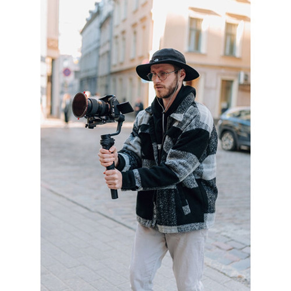 Features wireless shutter capabilities, improved fill light, and an optimised sling structure. Effortlessly control your camera to capture your visions.