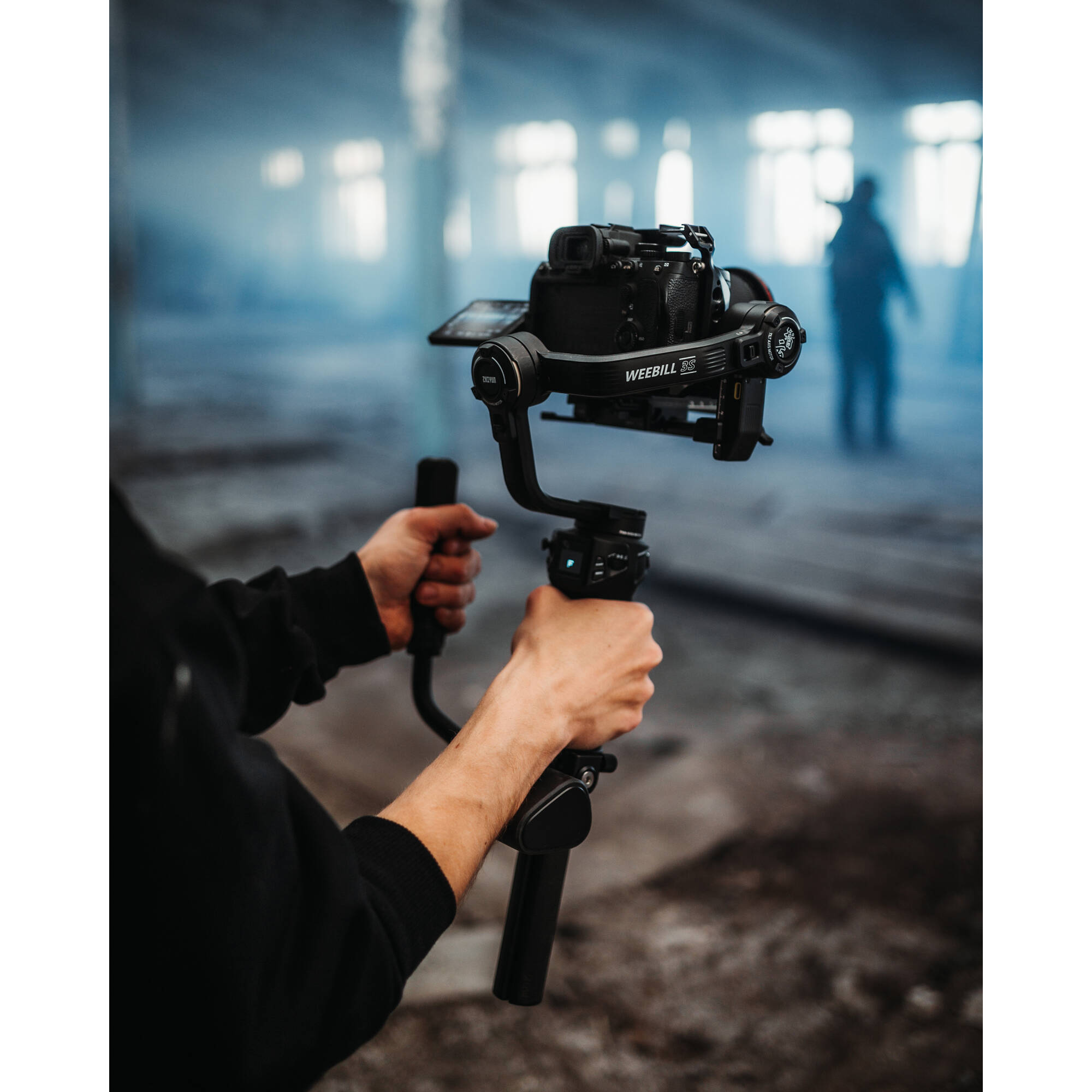 Elevate your shoots with the Zhiyun Weebill 3S Combo. It offers smooth stabilisation, versatile filming modes, and a sling grip for effortless control.